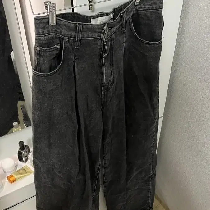 친 다운 chin down boy denim pleated