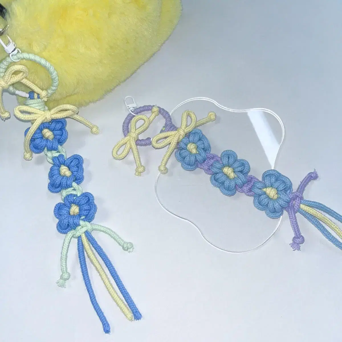 KITSCH RIBBON FLOWER KEYRING