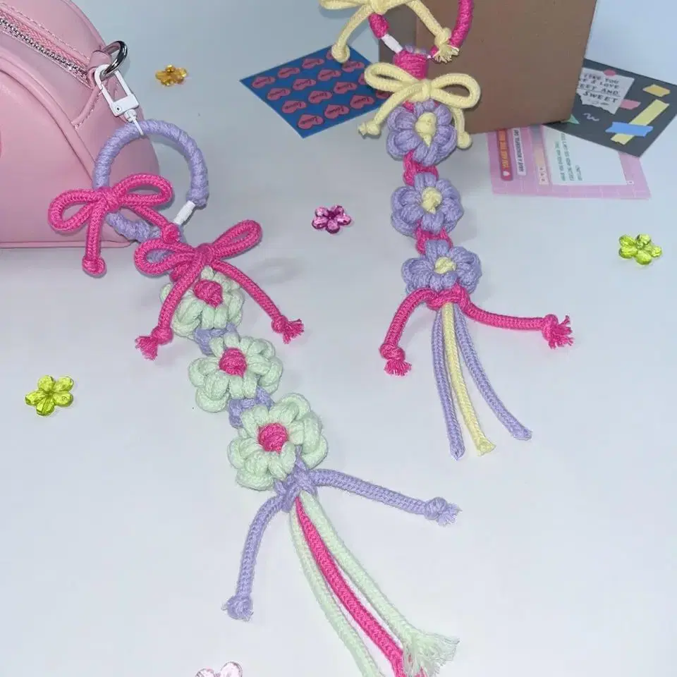 KITSCH RIBBON FLOWER KEYRING