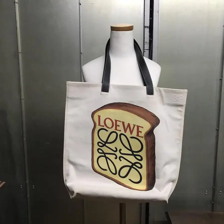 로에베 토스트 토트백(Loewe Toast logo )