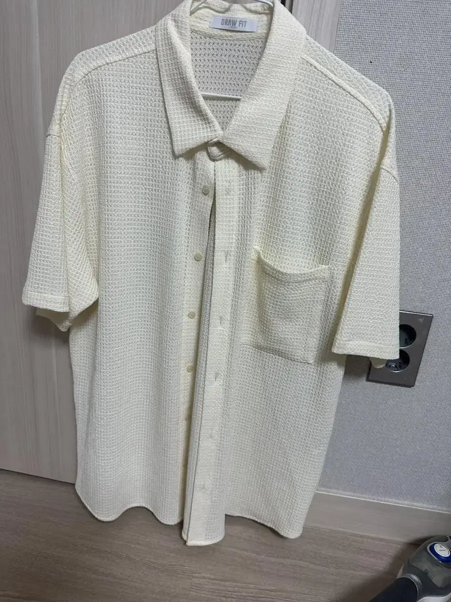 Draw-fit embossed cream-colored short-sleeved shirt