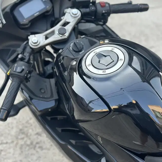 스즈키 gsxr21년식 짧은키로수 요시무라 흑마 판매합니다