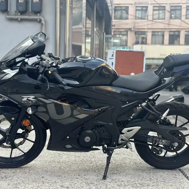 스즈키 gsxr21년식 짧은키로수 요시무라 흑마 판매합니다