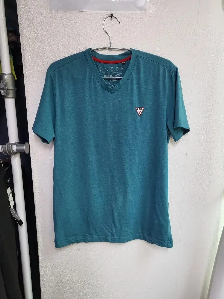 GUESS V-Neck Short Sleeve T-Shirt L / 100