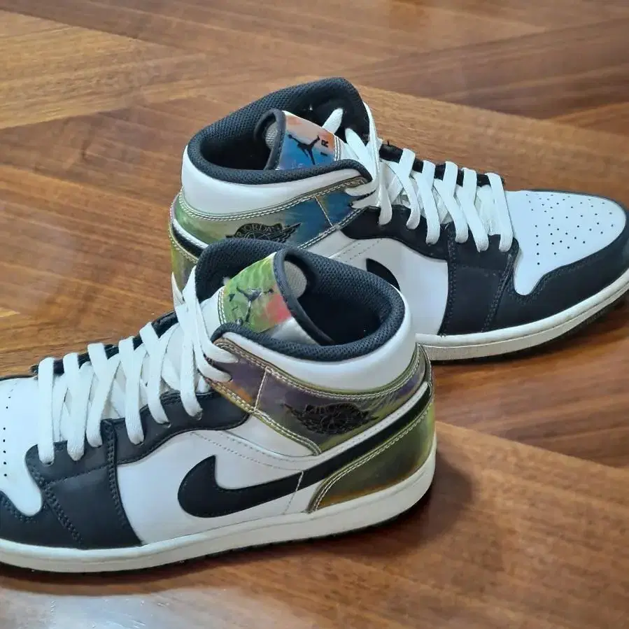 Jordan 1 Mid SE Heat Reactive