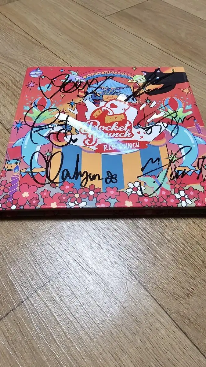 Rocket Punch autographed sign album sells for 25000 won