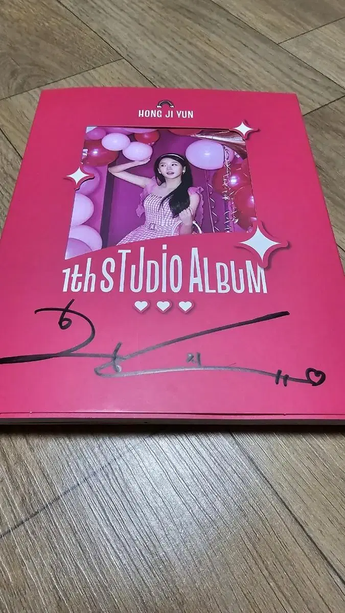 Hong Jiyoon's autographed album for 40,000 won.