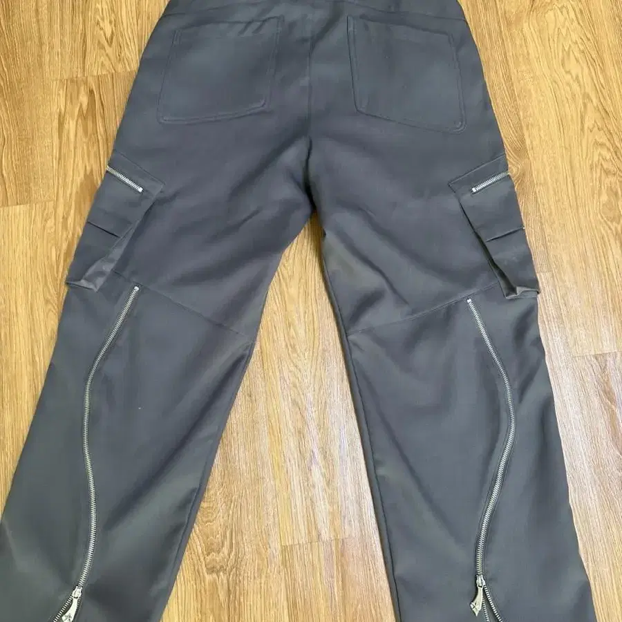 [48] 큐레이티드 퍼레이드 FLOWS TROUSERS DARK GREY