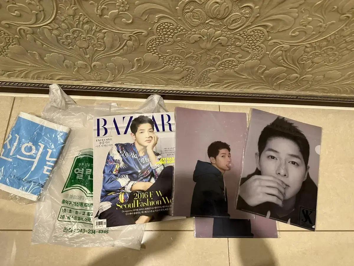 Song Joong Ki fanmeeting sells merchandise/magazines