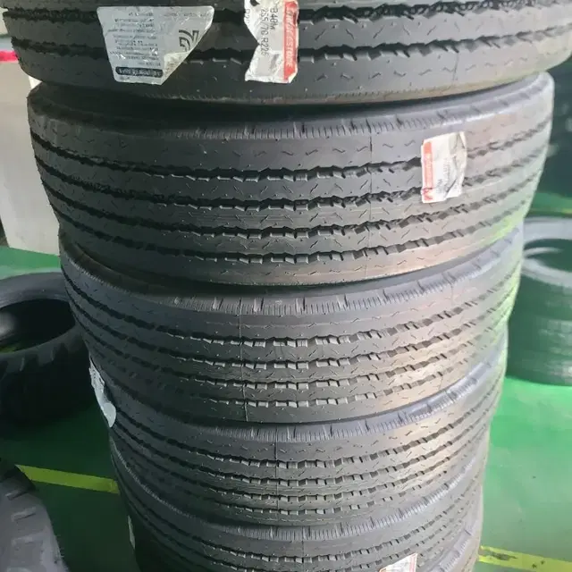 브리지스톤 255/70R22.5 타이어