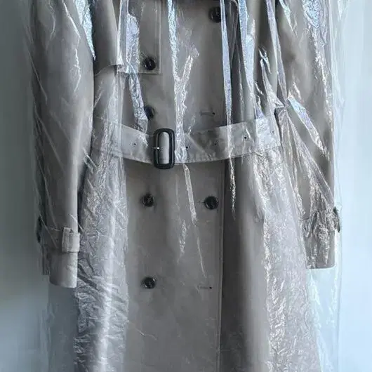 브론 B signature trench coat