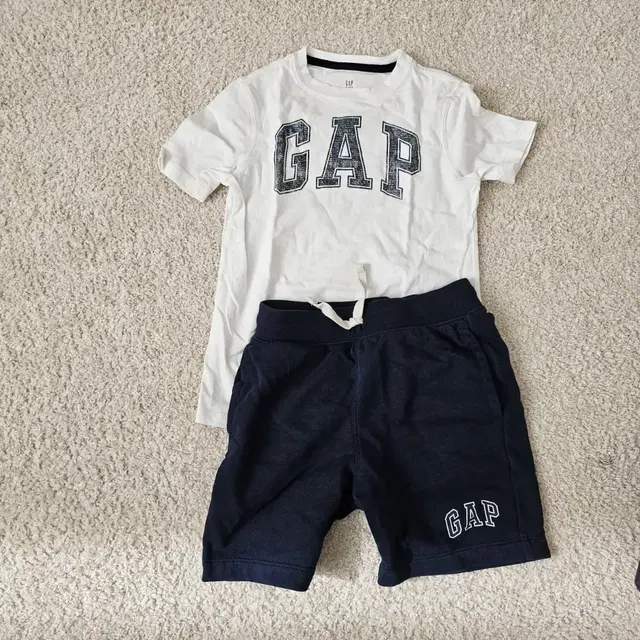 Gapkids 반팔 상하 s사이즈 키110cm정도 추천