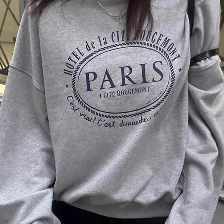 새상품 여자 상의 탑  라운드넥 PARIS 파리 박시한 맨투맨 회색