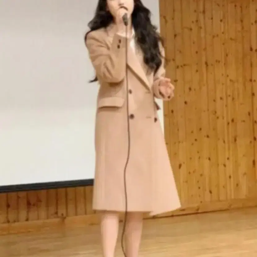 아이유 앳코너 코트