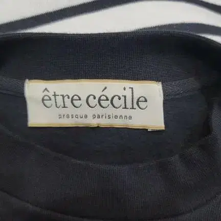 매장판 etre cecile 에트르세실 라운드 기모 맨투맨 55