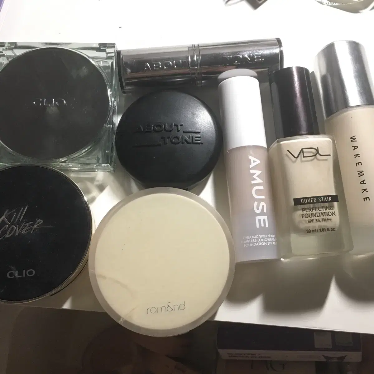 Clio Rom & Cushion Pact WakeMake Fade the Sam Concealer