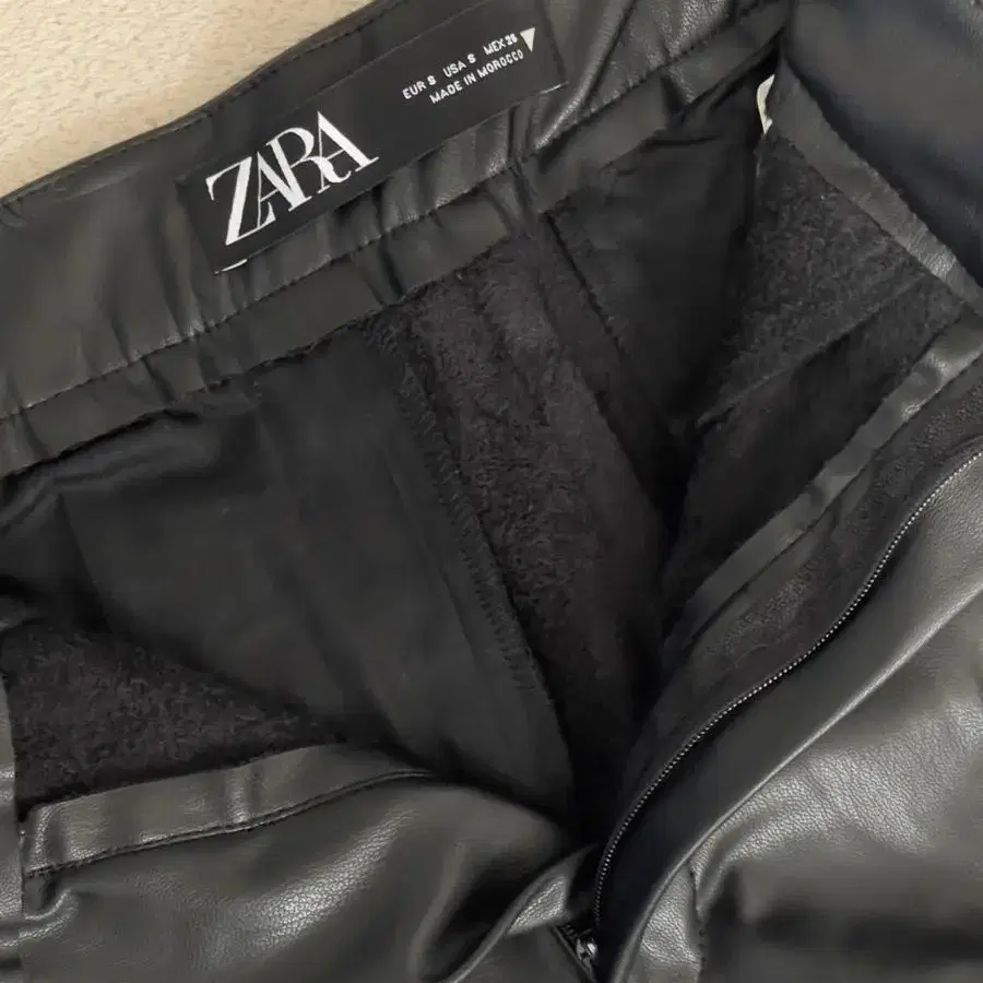 ZARA 레더 반바지