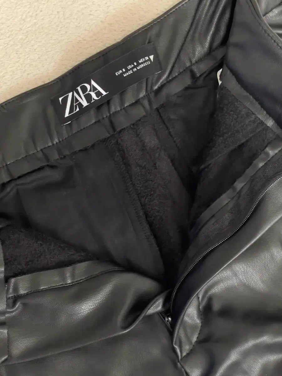 ZARA 레더 반바지