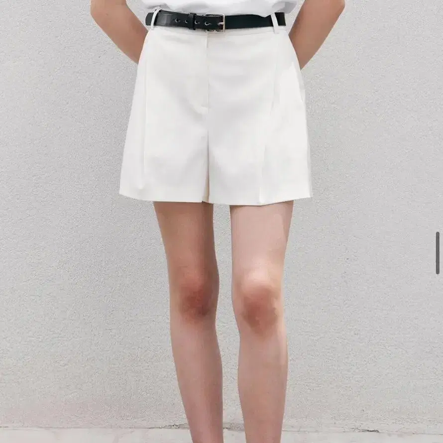 소치이 oblique pleated shorts