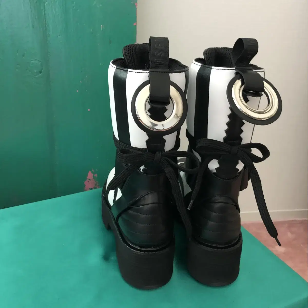 MSGM 화이트&블랙 레이스 업 벨크로 컴뱃 부츠