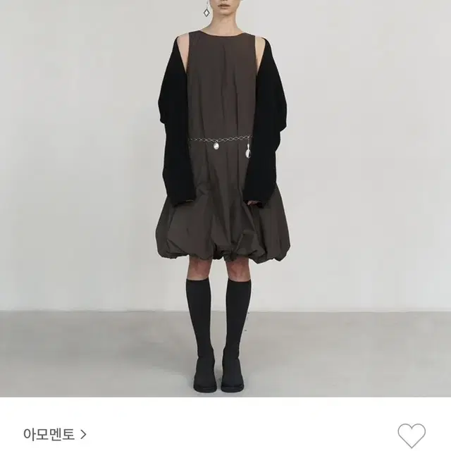 아모멘토 볼륨원피스 브라운