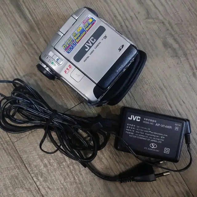 JVC 캠코더 DX77KR 팝니다! 전원작동 하는데 화면 안켜져요 베터리