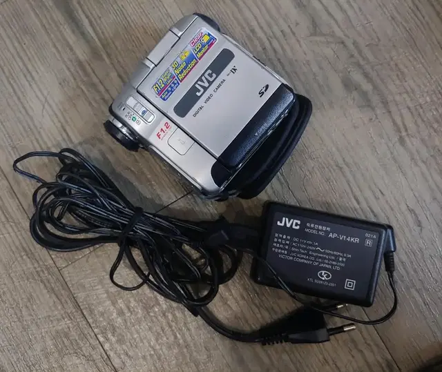 JVC 캠코더 DX77KR 팝니다! 전원작동 하는데 화면 안켜져요 베터리