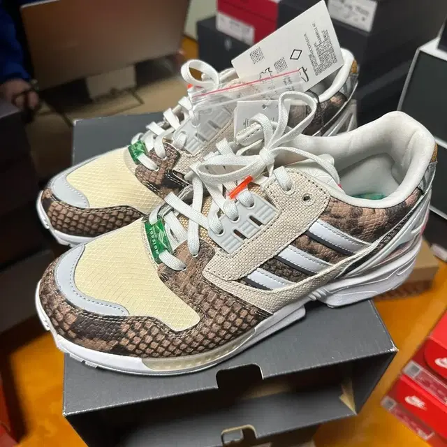 아디다스 ZX8000 페일누드 남성 스니커즈