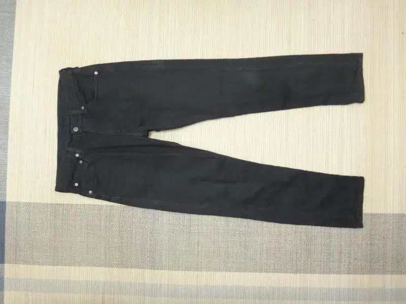 (32 inches) Levi's straight fit black jeans