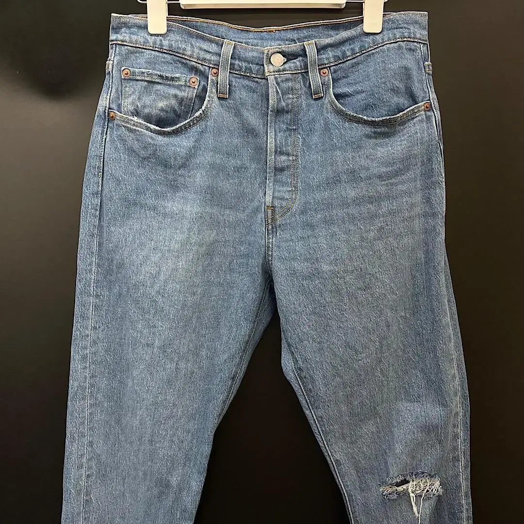 (30 inches) Vintage Levi's 501 Jeans LE100