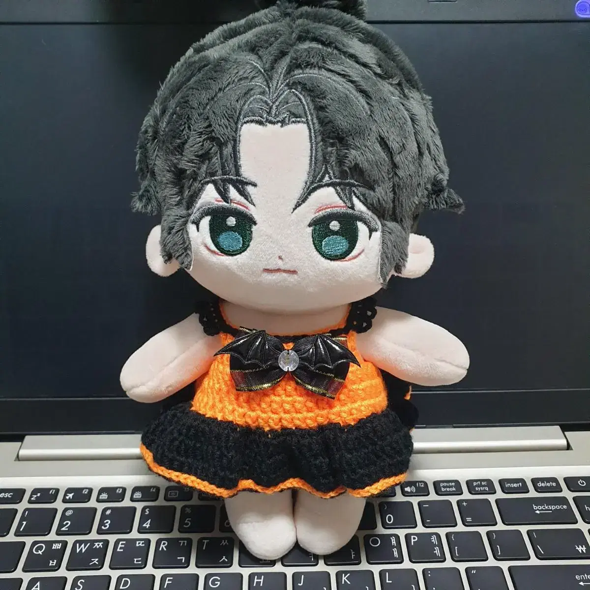 Sells knitting clothes for 20cm dolls