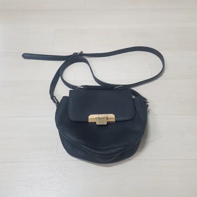 엑세서라이즈(ACCESSORIZE) 가죽 크로스백 검정색