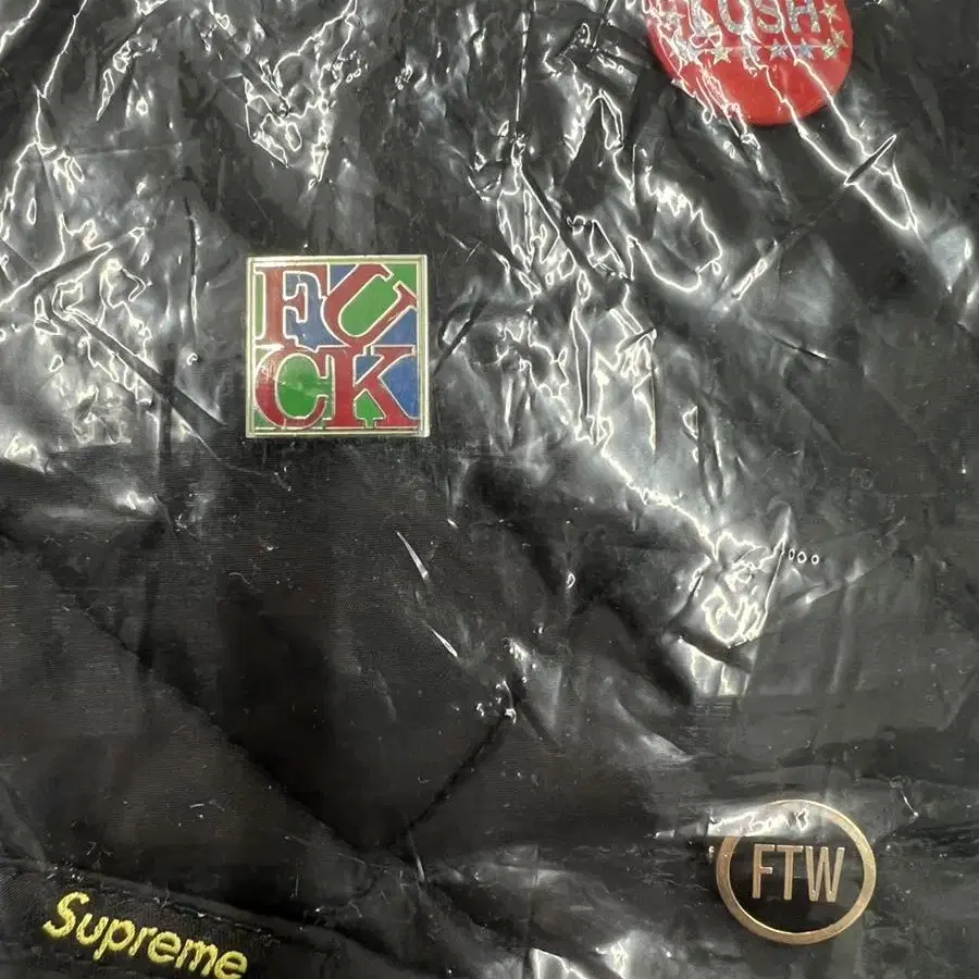 [L] Supreme Pins Quilted Work Vest Blk