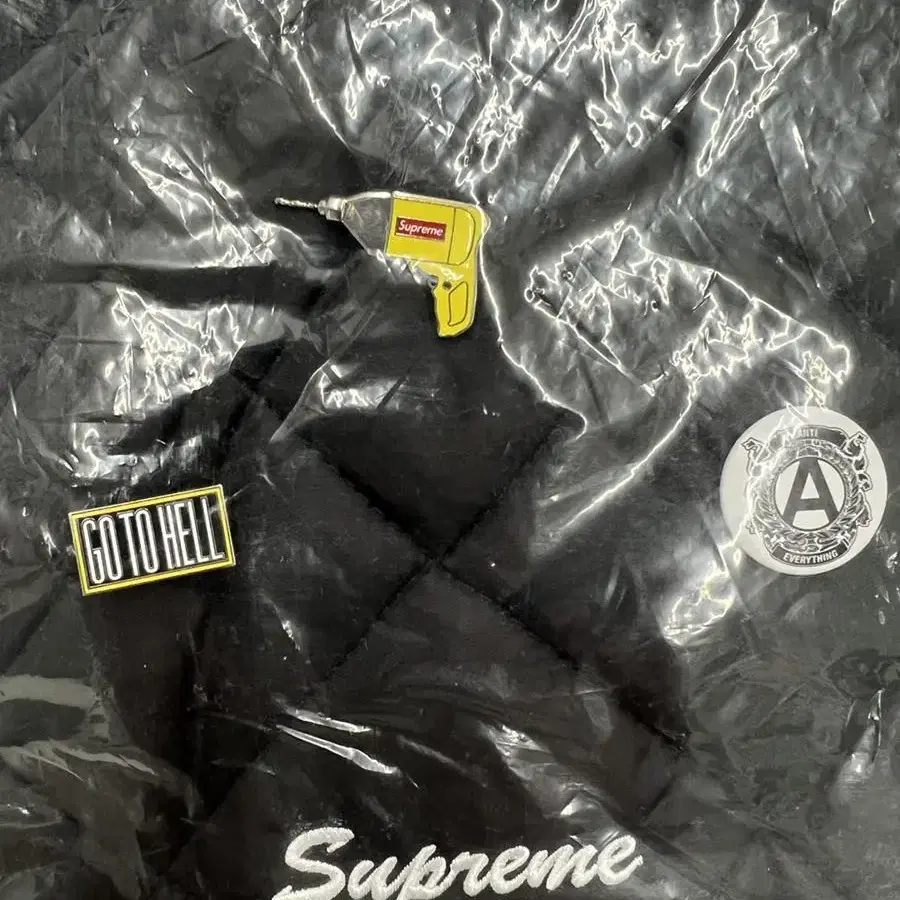 [L] Supreme Pins Quilted Work Vest Blk