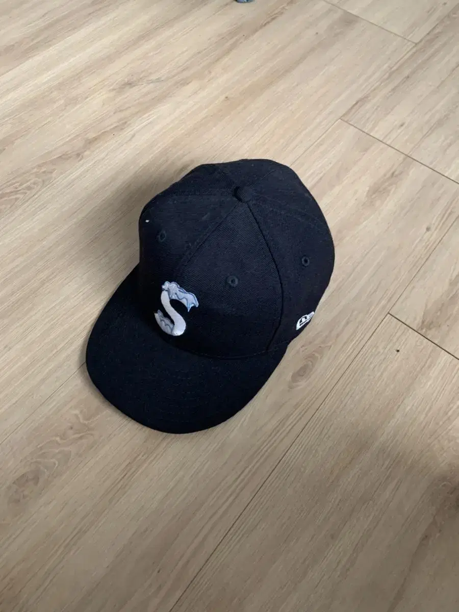 슈프림 뉴에라 S 로고 캡 supreme newera s logo cap