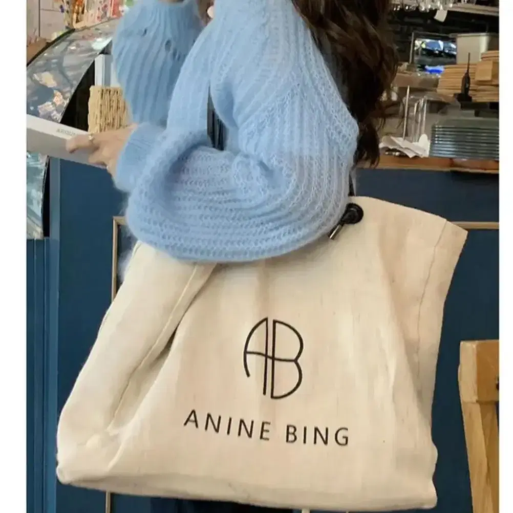 고급스러운 쇼퍼백. 블랙/베이지