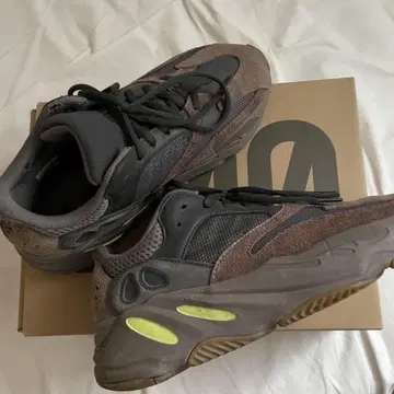 YEEZY BOOST 700 US7