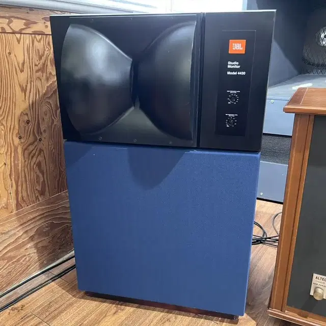 JBL 4430