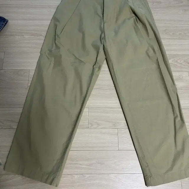 해칭룸 deep pleats  trouser 2사이즈