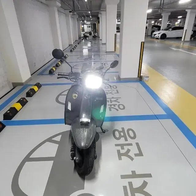 클래식 스쿠터 스코마디 125cc 카본 그레이 팝니다