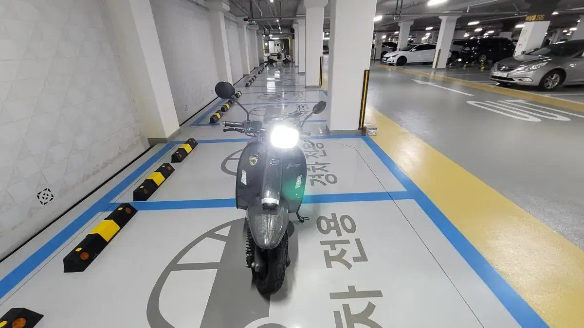 클래식 스쿠터 스코마디 125cc 카본 그레이 팝니다