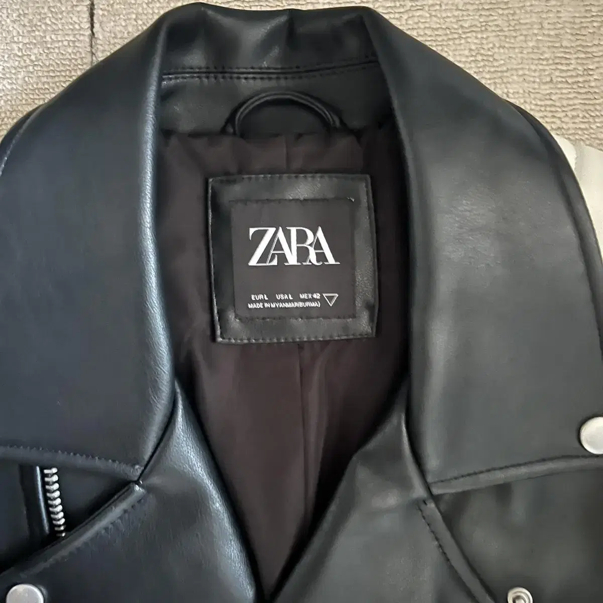 [ZARA] 화이트 숄더패드 라이더자켓