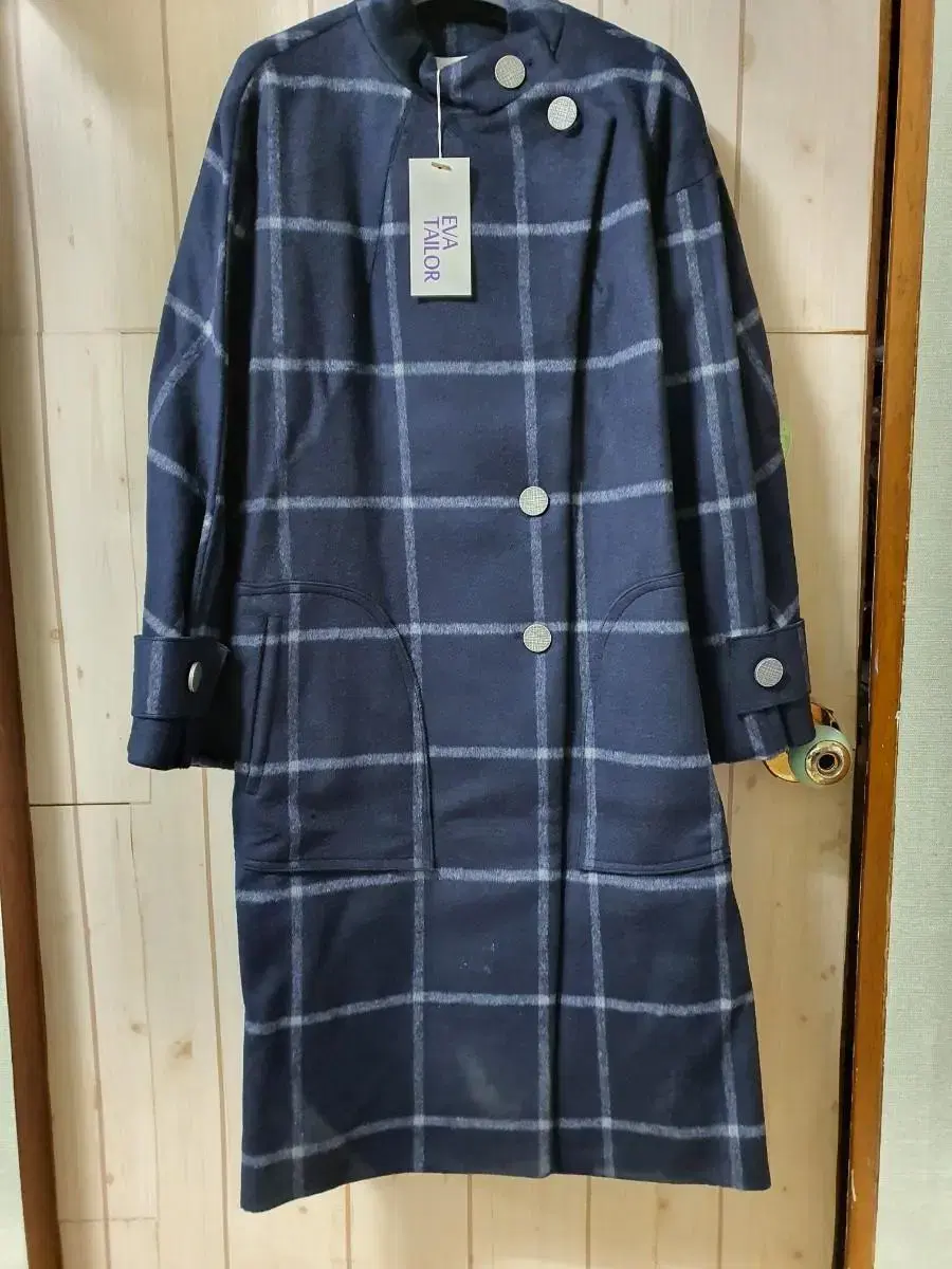 Leot Dorothy Window Check Wool Coat 66 is not available in size 66.