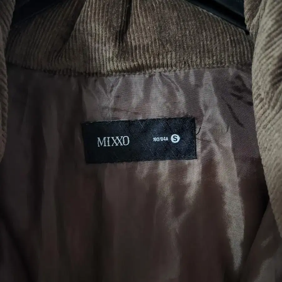 미쏘 MIXXO 패딩 오버핏 하이넥 숏 푸퍼 MIWJPAV04C