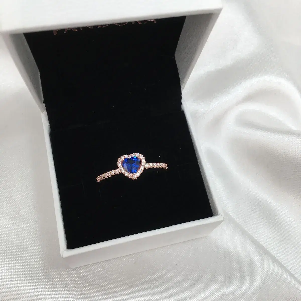 Pandora Rose Sparkling bloo Elevated Heart Ring