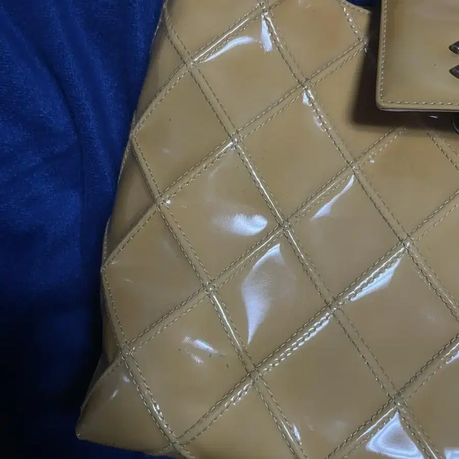 샤넬chanel patent quilted shoulder bag