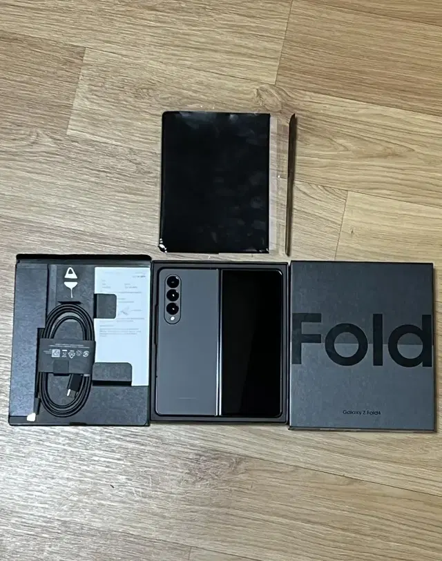 손상된 휴대폰 Samsung Z Fold 4를 원했습니다