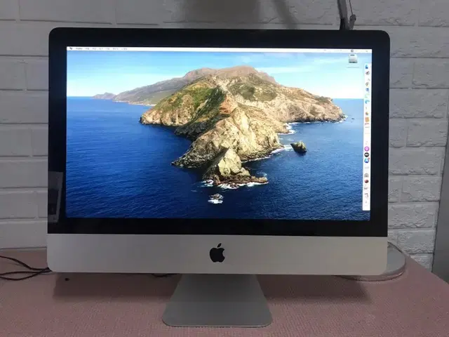 아이맥(2011)21.5인치.  i3. 14g ram. SSD로 반응빠름