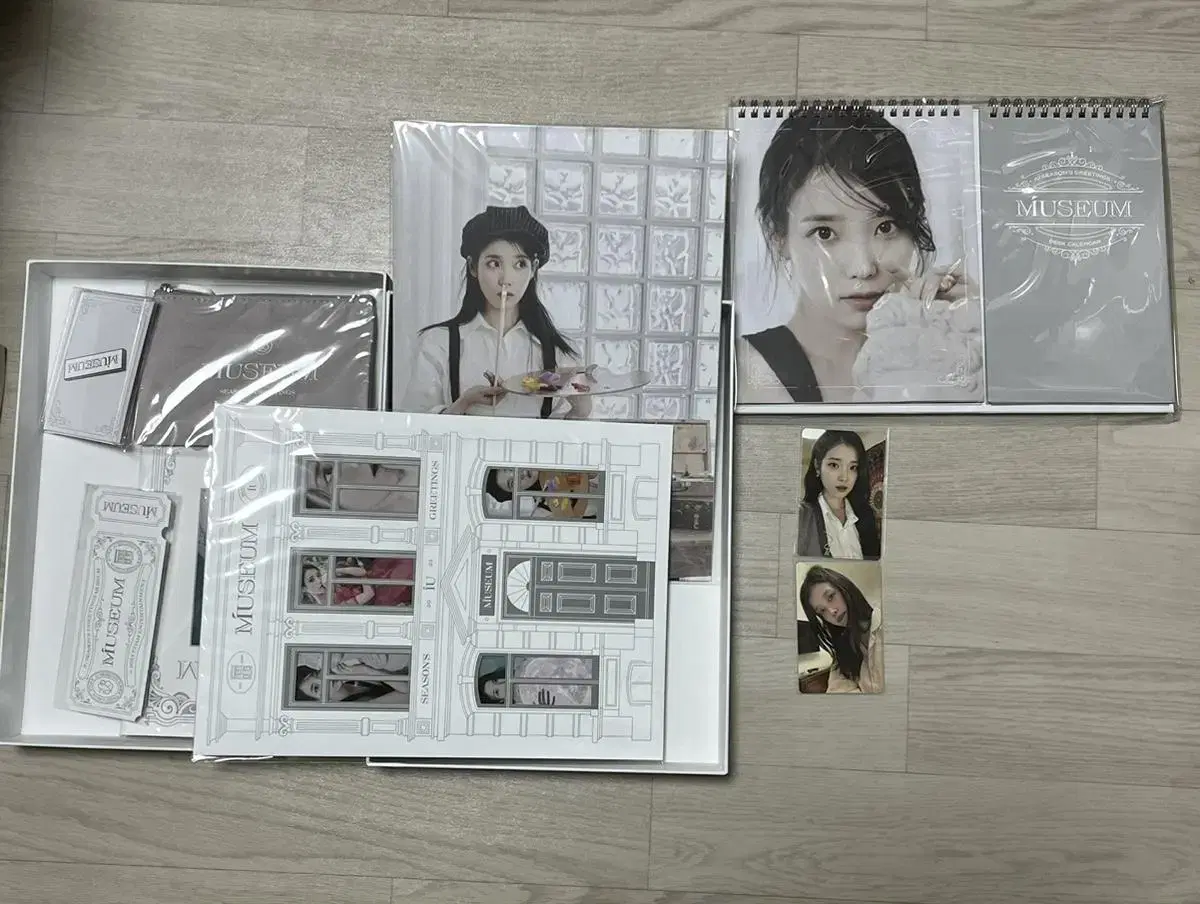 IU 2023 season's greetings (full box)