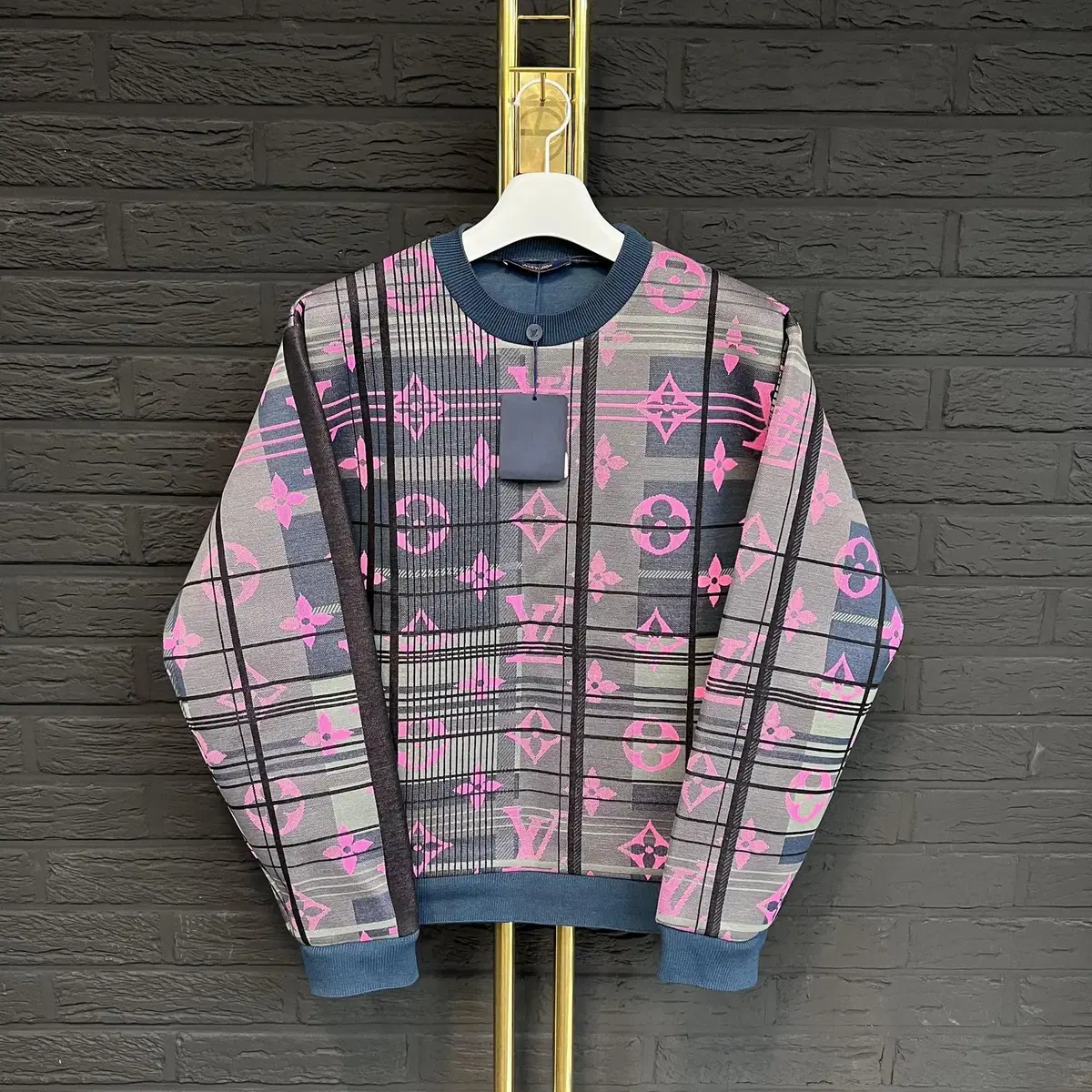 Shop Louis Vuitton Monogram jacquard sweatshirt (1A8P0K) by